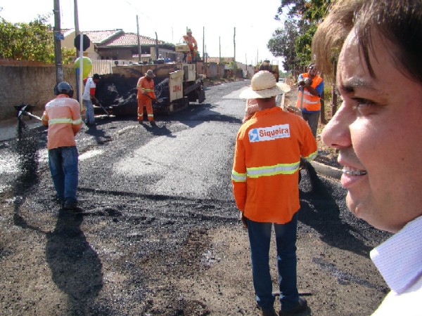 Presidente Curumim acompanha finalização das obras de asfaltamento em Rubião Jr.